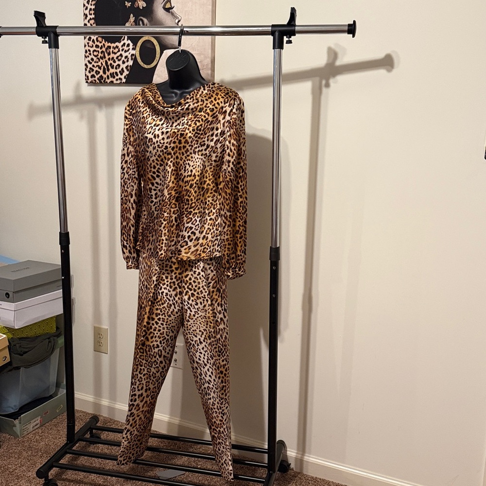 Shomi by Miller Shor 2 pc 100% silk pantsuit